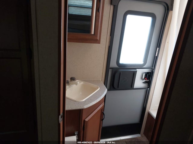 2015 Forest River Coachmen Freedom Express 282 Travel Trailer მანქანა იყიდება აუქციონზე, vin: 5ZT2FETB9FA016250, აუქციონის ნომერი: 45907422