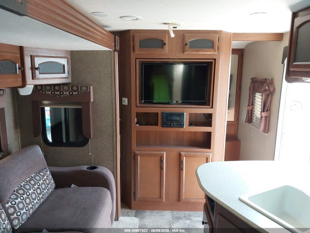 2015 Forest River Coachmen Freedom Express 282 Travel Trailer მანქანა იყიდება აუქციონზე, vin: 5ZT2FETB9FA016250, აუქციონის ნომერი: 45907422