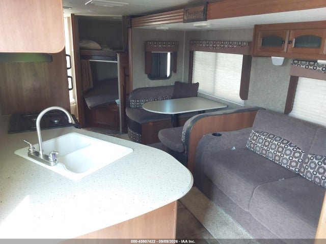 2015 Forest River Coachmen Freedom Express 282 Travel Trailer მანქანა იყიდება აუქციონზე, vin: 5ZT2FETB9FA016250, აუქციონის ნომერი: 45907422