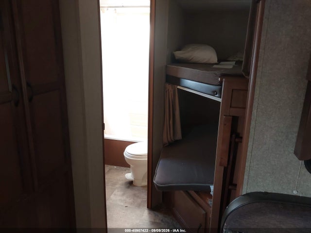2015 Forest River Coachmen Freedom Express 282 Travel Trailer მანქანა იყიდება აუქციონზე, vin: 5ZT2FETB9FA016250, აუქციონის ნომერი: 45907422