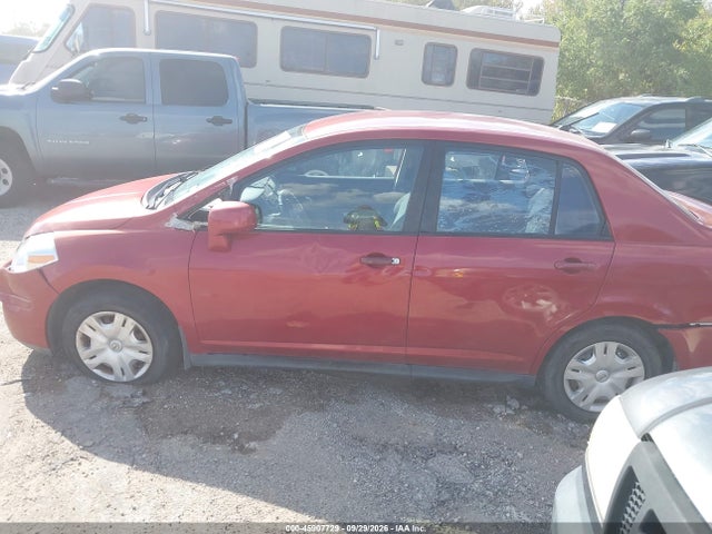 2010 Nissan Versa 1.8s მანქანა იყიდება აუქციონზე, vin: 3N1BC1AP3AL428928, აუქციონის ნომერი: 45907729