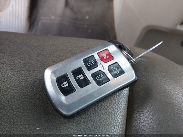 5TDYK3DC8FS573107 Toyota Sienna Xle 8 Passenger