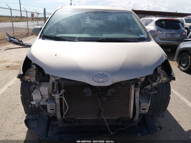 5TDYK3DC8FS573107 Toyota Sienna Xle 8 Passenger