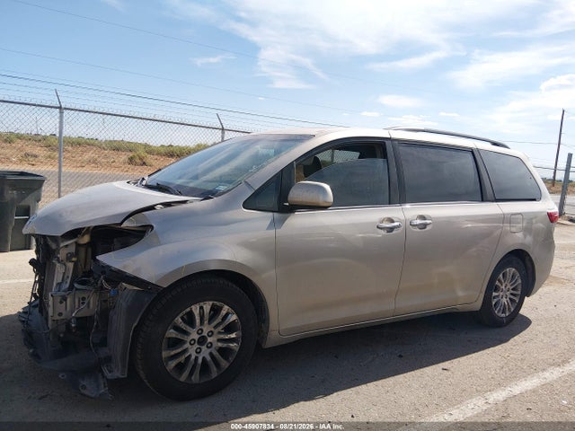 5TDYK3DC8FS573107 Toyota Sienna Xle 8 Passenger