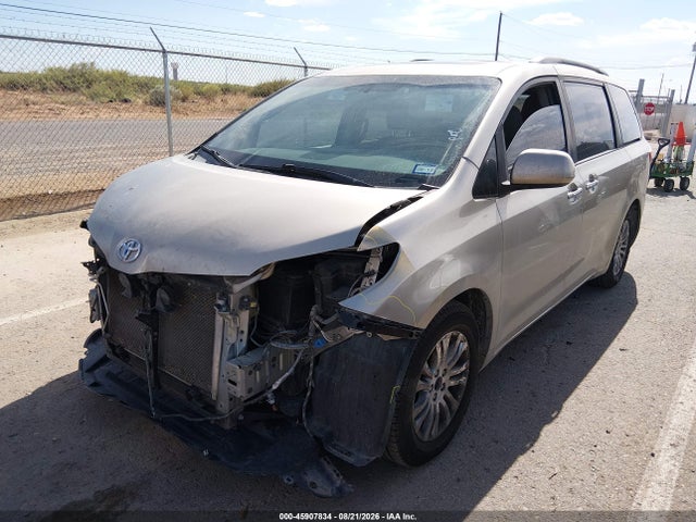 5TDYK3DC8FS573107 Toyota Sienna Xle 8 Passenger