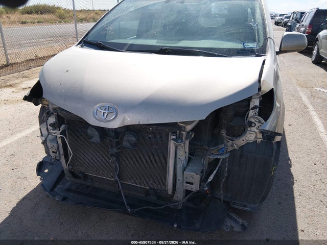 5TDYK3DC8FS573107 Toyota Sienna Xle 8 Passenger