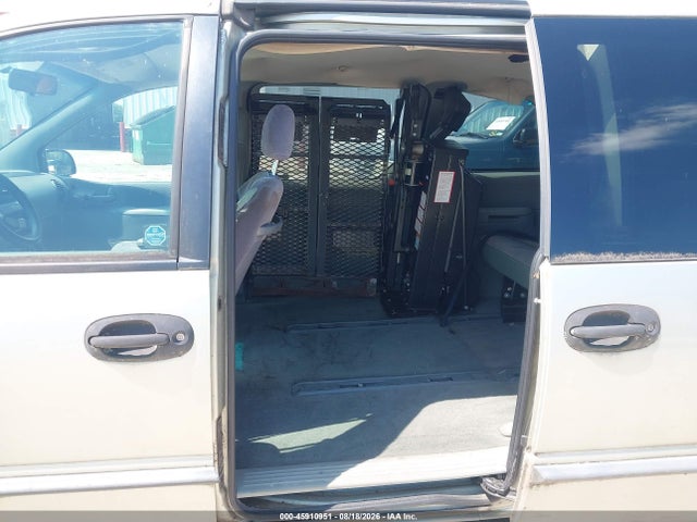 45910951 :رقم المزاد ، 2C4GJ2533YR824666 vin ، 2000 Chrysler Voyager مزاد بيع