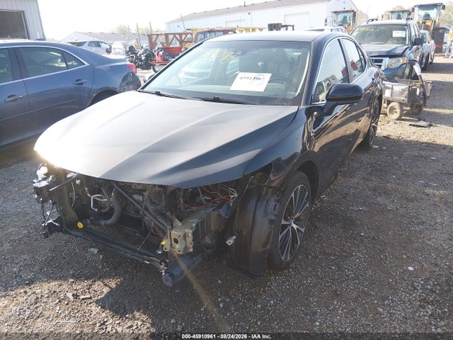 45910961 :رقم المزاد ، 4T1B11HK2JU580620 vin ، 2018 Toyota Camry Se مزاد بيع