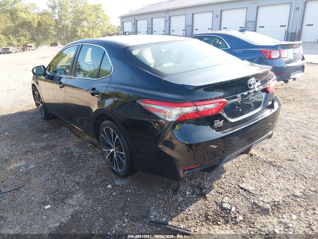 45910961 :رقم المزاد ، 4T1B11HK2JU580620 vin ، 2018 Toyota Camry Se مزاد بيع