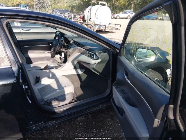 45910961 :رقم المزاد ، 4T1B11HK2JU580620 vin ، 2018 Toyota Camry Se مزاد بيع