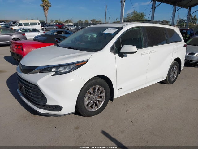Toyota SIENNA LE 2021 5TDBRKEC4MS073310 Image 2