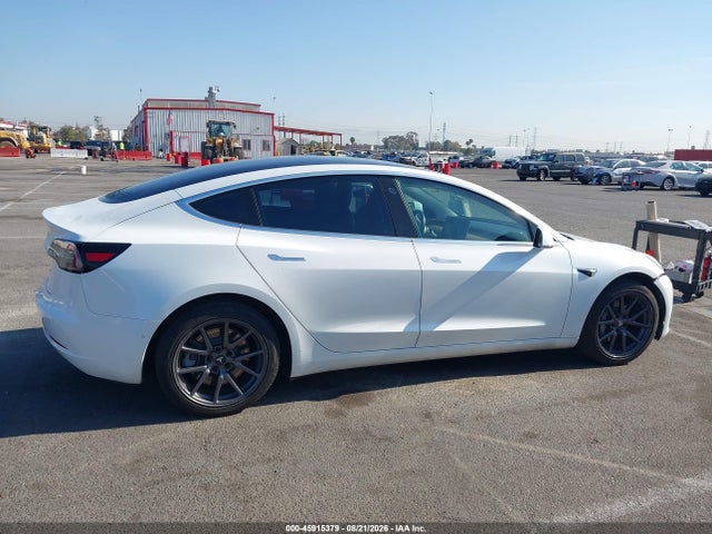45915379 :رقم المزاد ، 5YJ3E1EA0JF057579 vin ، 2018 Tesla Model 3 Long Range/mid Range مزاد بيع