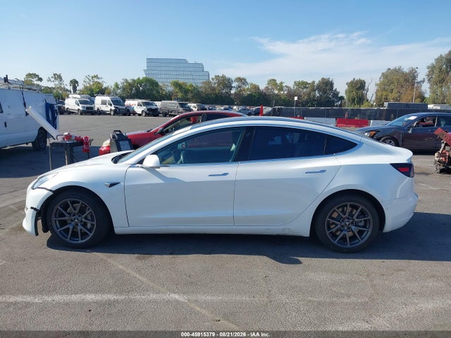 45915379 :رقم المزاد ، 5YJ3E1EA0JF057579 vin ، 2018 Tesla Model 3 Long Range/mid Range مزاد بيع