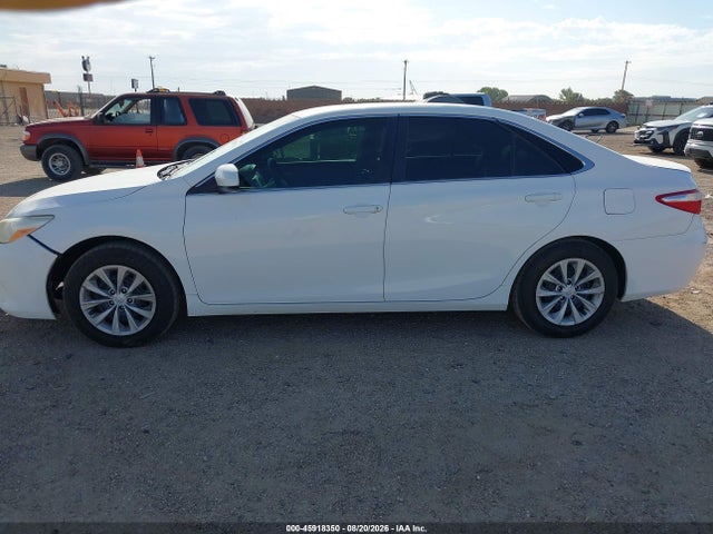 45918350 :رقم المزاد ، 4T4BF1FK1FR515887 vin ، 2015 Toyota Camry Le مزاد بيع