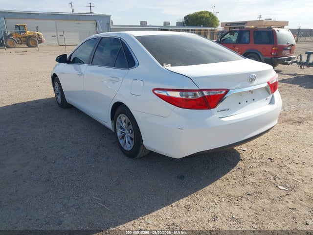 45918350 :رقم المزاد ، 4T4BF1FK1FR515887 vin ، 2015 Toyota Camry Le مزاد بيع