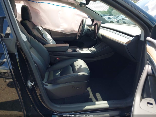 2025 Tesla Model Y Long Range Dual Motor All-wheel Drive მანქანა იყიდება აუქციონზე, vin: 7SAYGDEE6SA340557, აუქციონის ნომერი: 45919298