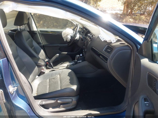 2017 Volkswagen Jetta 1.8t Sel მანქანა იყიდება აუქციონზე, vin: 3VWL17AJ9HM215683, აუქციონის ნომერი: 45919951