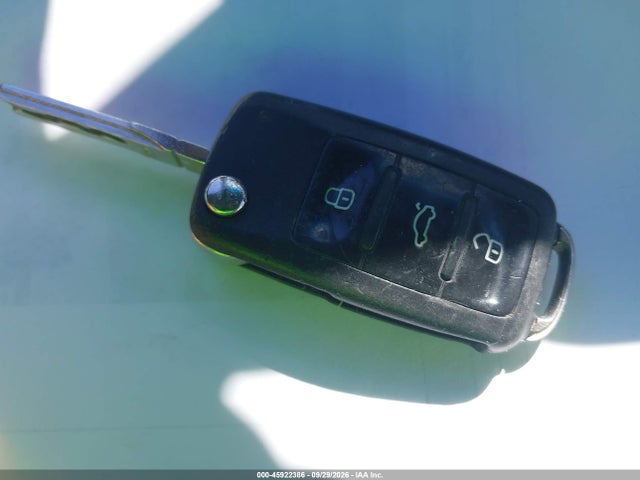 Продажа на аукционе авто 2015 Volkswagen Beetle 1.8t, vin: 3VW517AT1FM807649, номер лота: 45922386