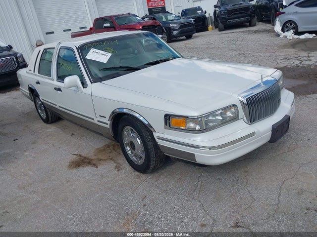 1997 Lincoln Town Car Signature მანქანა იყიდება აუქციონზე, vin: 1LNLM82W9VY642464, აუქციონის ნომერი: 45923094