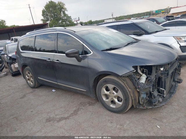Продажа на аукционе авто 2017 Chrysler Pacifica Touring-l Plus, vin: 2C4RC1EG1HR505556, номер лота: 45923220