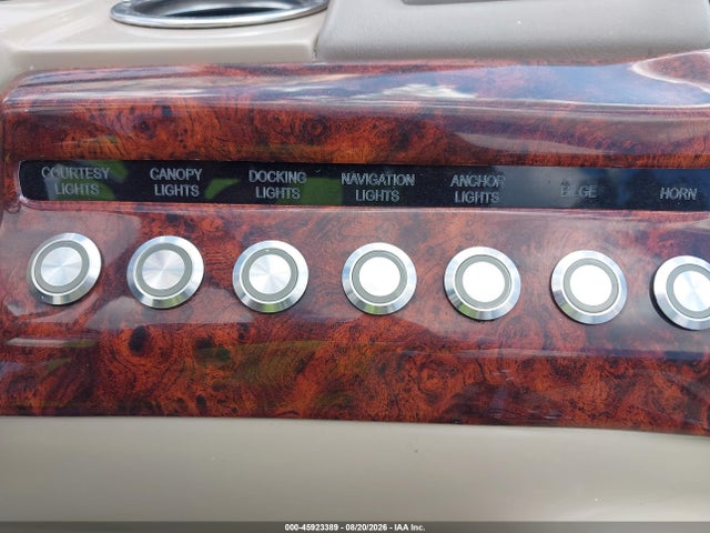 45923389 :رقم المزاد ، BUJ58890K718 vin ، 2018 Tracker Regency 220 Le3 مزاد بيع