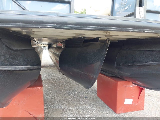 45923389 :رقم المزاد ، BUJ58890K718 vin ، 2018 Tracker Regency 220 Le3 مزاد بيع
