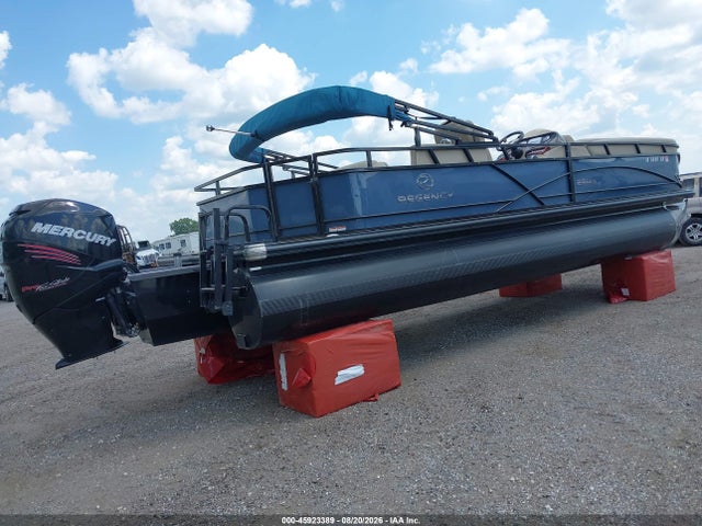 45923389 :رقم المزاد ، BUJ58890K718 vin ، 2018 Tracker Regency 220 Le3 مزاد بيع
