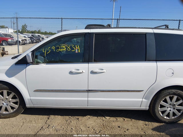 2015 Chrysler Town & Country Touring მანქანა იყიდება აუქციონზე, vin: 2C4RC1BG6FR551921, აუქციონის ნომერი: 45923834