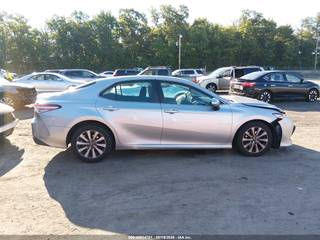 45924751 :رقم المزاد ، 4T1B11HK7JU089055 vin ، 2018 Toyota Camry Le مزاد بيع