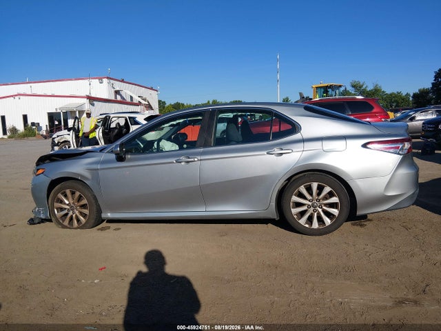 45924751 :رقم المزاد ، 4T1B11HK7JU089055 vin ، 2018 Toyota Camry Le مزاد بيع
