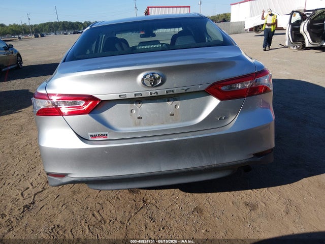 45924751 :رقم المزاد ، 4T1B11HK7JU089055 vin ، 2018 Toyota Camry Le مزاد بيع