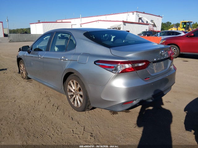 45924751 :رقم المزاد ، 4T1B11HK7JU089055 vin ، 2018 Toyota Camry Le مزاد بيع