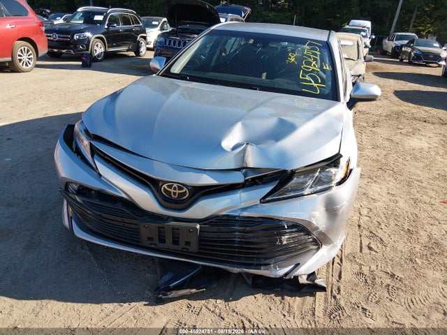 45924751 :رقم المزاد ، 4T1B11HK7JU089055 vin ، 2018 Toyota Camry Le مزاد بيع