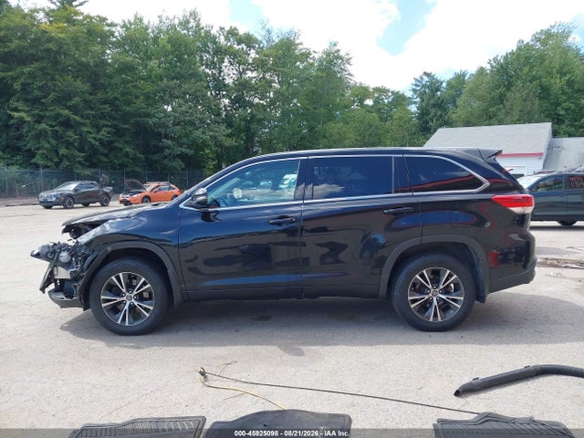 Продаж на аукціоні авто 2018 Toyota Highlander Le, vin: 5TDBZRFH9JS912639, номер лоту: 45925098