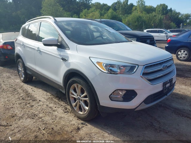 45925720 :رقم المزاد ، 1FMCU0GD9JUB15681 vin ، 2018 Ford Escape Se مزاد بيع
