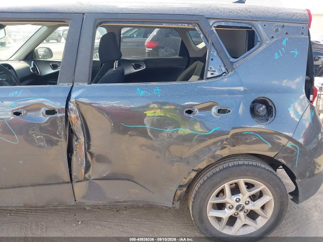 2022 Kia Soul Lx მანქანა იყიდება აუქციონზე, vin: KNDJ23AU9N7833652, აუქციონის ნომერი: 45926336