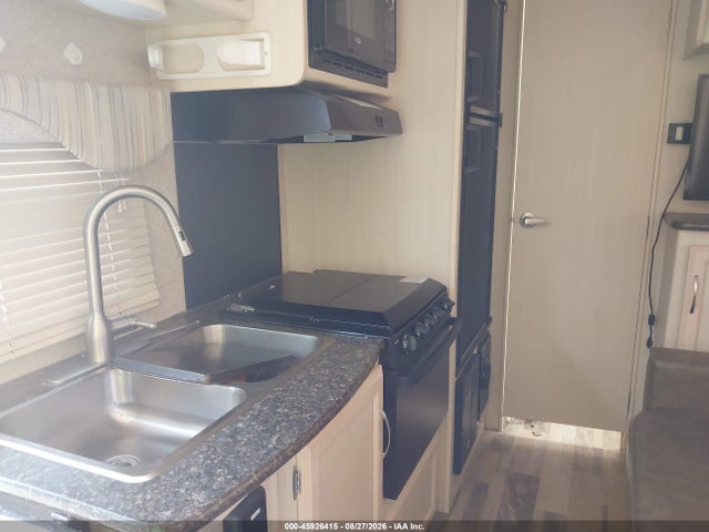 Winnebago Micro Mini Travel Trailer 2018 54CTM2J23J3037735 Image 12