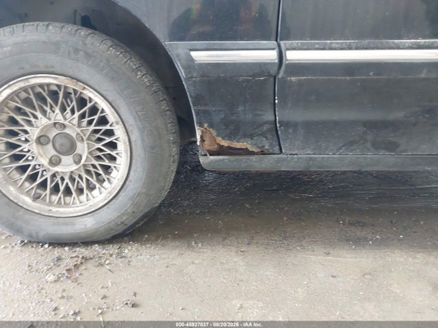 1997 Ford Crown Victoria Lx მანქანა იყიდება აუქციონზე, vin: 2FALP74W0VX156800, აუქციონის ნომერი: 45927837