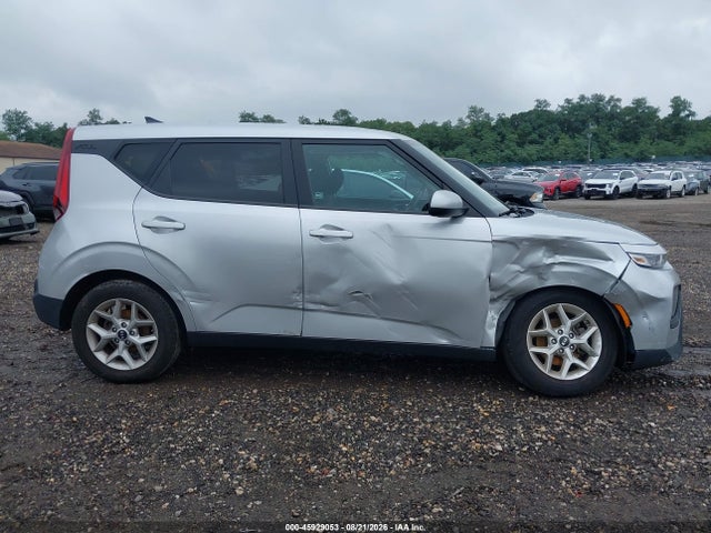 2021 Kia Soul S მანქანა იყიდება აუქციონზე, vin: KNDJ23AU8M7749112, აუქციონის ნომერი: 45929053