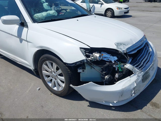 45930421 :رقم المزاد ، 1C3BCBEB0DN592325 vin ، 2013 Chrysler 200 Touring مزاد بيع