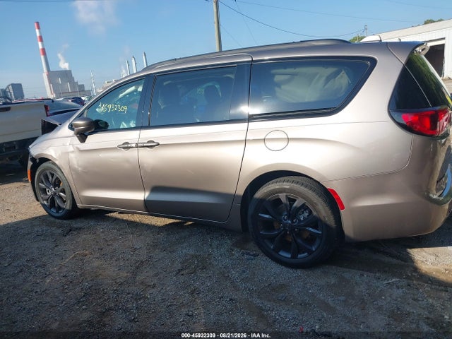 45932309 :رقم المزاد ، 2C4RC1EG0JR332781 vin ، 2018 Chrysler Pacifica Touring L Plus مزاد بيع