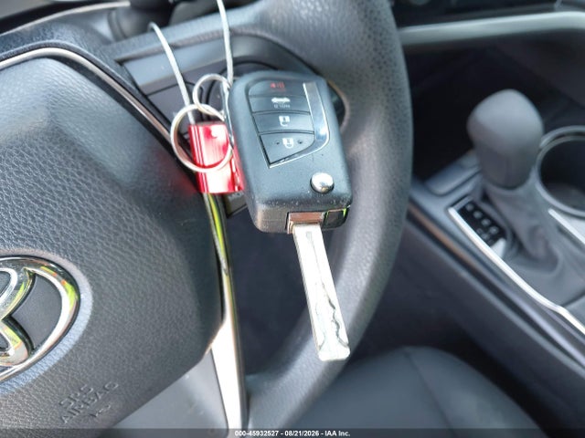 45932527 :رقم المزاد ، 4T1C11AK3LU310152 vin ، 2020 Toyota Camry Le مزاد بيع