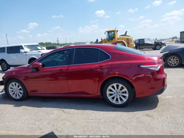 45932527 :رقم المزاد ، 4T1C11AK3LU310152 vin ، 2020 Toyota Camry Le مزاد بيع