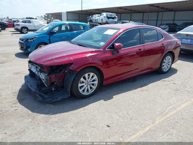 45932527 :رقم المزاد ، 4T1C11AK3LU310152 vin ، 2020 Toyota Camry Le مزاد بيع