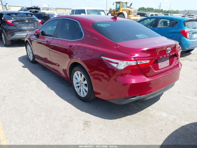 45932527 :رقم المزاد ، 4T1C11AK3LU310152 vin ، 2020 Toyota Camry Le مزاد بيع