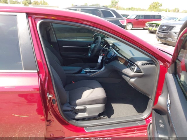 45932527 :رقم المزاد ، 4T1C11AK3LU310152 vin ، 2020 Toyota Camry Le مزاد بيع