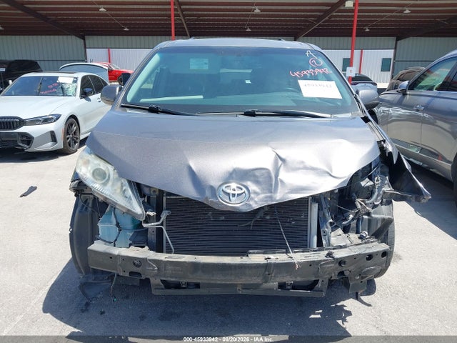 45933942 :رقم المزاد ، 5TDYK3DC6FS644837 vin ، 2015 Toyota Sienna Xle 8 Passenger مزاد بيع