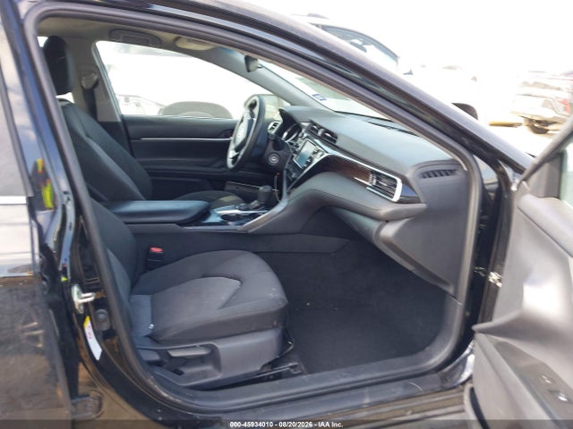 2018 Toyota Camry Le მანქანა იყიდება აუქციონზე, vin: 4T1B11HK7JU136097, აუქციონის ნომერი: 45934010