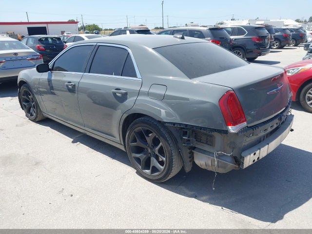 Chrysler 300 Touring L 2019 2C3CCAAG4KH547930 Image 3