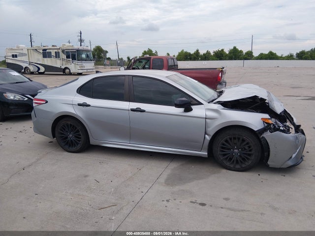 2020 Toyota Camry Se Nightshade Edition მანქანა იყიდება აუქციონზე, vin: 4T1G11AK4LU310856, აუქციონის ნომერი: 45935488